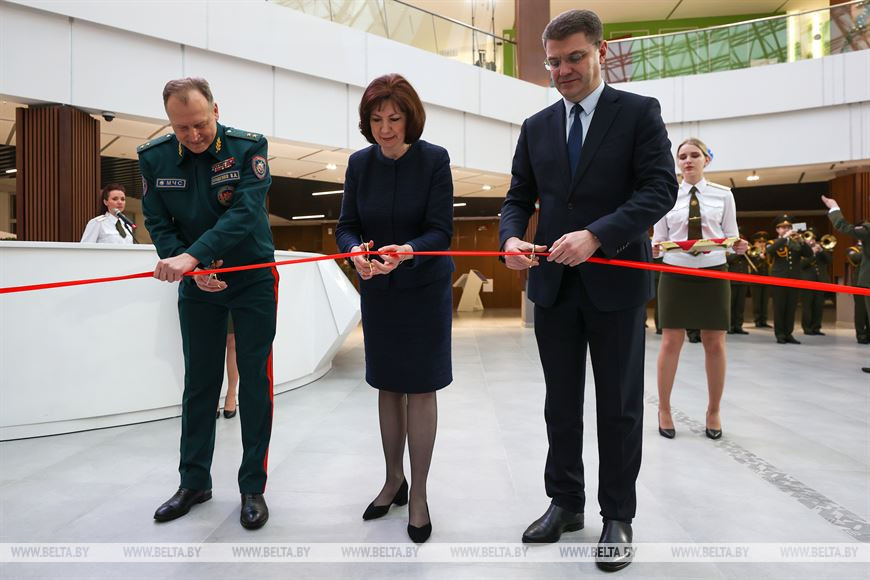 Министр по чрезвычайным ситуациям Владимир Ващенко, председатель Совета Республики Наталья Кочанова и председатель Мингорисполкома Владимир Кухарев во время перерезания ленточки