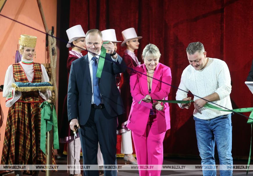 Во время церемонии торжественного открытия юбилейного 50-го сезона (слева направо): начальник главного управления идеологической работы, культуры и по делам молодежи Гомельского облисполкома Денис Езерский, генеральный директор гомельского цирка Анастасия Сарасеко и артист цирка на Цветном бульваре Юрия Никулина Алишер Алиев. Во время церемонии торжественного открытия юбилейного 50-го сезона (слева направо): начальник главного управления идеологической работы, культуры и по делам молодежи Гомельского облисполкома Денис Езерский, генеральный директор гомельского цирка Анастасия Сарасеко и артист цирка на Цветном бульваре Юрия Никулина Алишер Алиев.