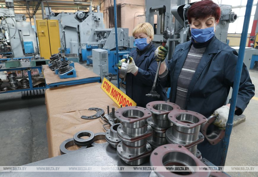 (слева направо) Контролеры ОТК Галина Котлярчук и Вера Ковальчук (слева направо) Контролеры ОТК Галина Котлярчук и Вера Ковальчук