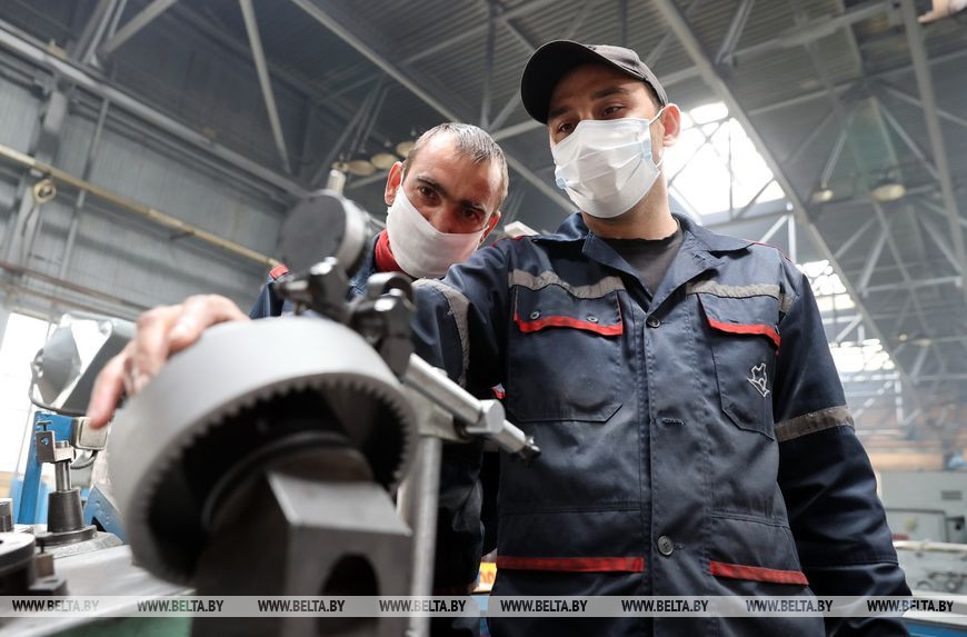 (слева направо) Шлифовщик Артур Веренчиков и слесарь Владимир Бибик (слева направо) Шлифовщик Артур Веренчиков и слесарь Владимир Бибик
