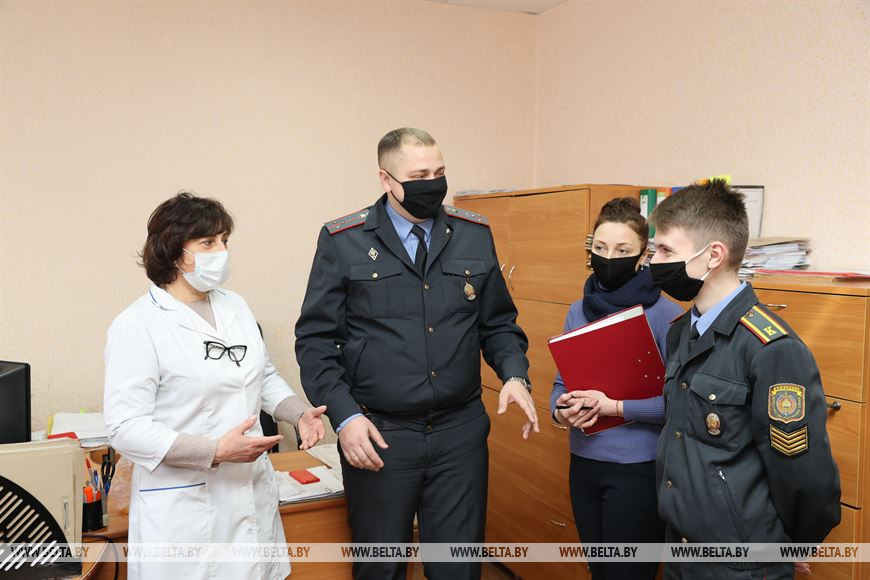 Члены смотровой комиссии Терюхского сельского совета (слева направо): медицинская сестра Евгения Крючкова, Олег Кюммель, специалист сельского совета Татьяна Герасенко и Дмитрий Шпаков Члены смотровой комиссии Терюхского сельского совета (слева направо): медицинская сестра Евгения Крючкова, Олег Кюммель, специалист сельского совета Татьяна Герасенко и Дмитрий Шпаков