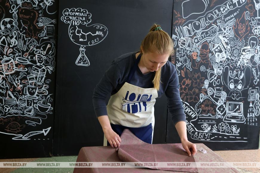 Во время сервировки столов Во время сервировки столов