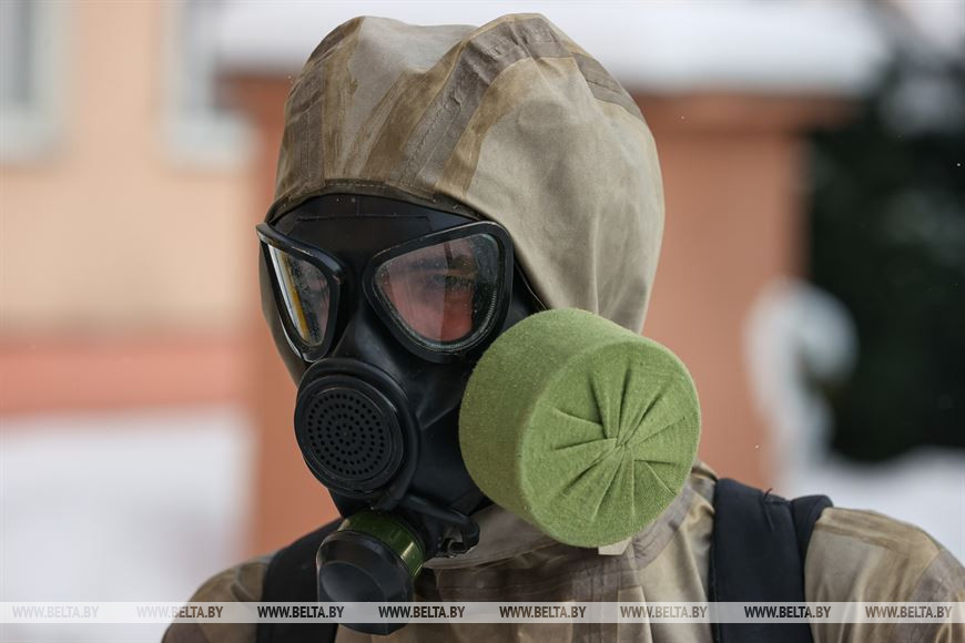 Военные химики обрабатывают помещения роддома