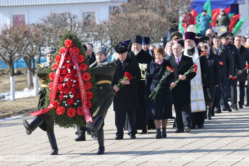 Митинг-реквием на мемориале "Детям - жертвам войны" в Красном Береге