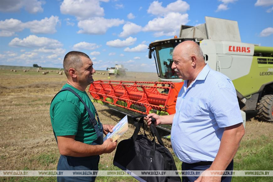 Председатель Гродненской районной профсоюзной организации Белорусского профсоюза работников АПК Иван Крупица (справа) награждает комбайнера Николая Пригодича из СПК им.Деньщикова Председатель Гродненской районной профсоюзной организации Белорусского профсоюза работников АПК Иван Крупица (справа) награждает комбайнера Николая Пригодича из СПК им.Деньщикова