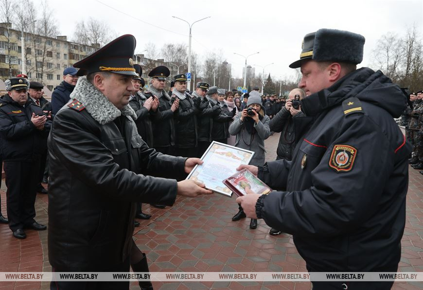 Андрей Любимов награждает заместителя начальника отдела внутренних дел администрации Октябрьского района г. Витебска – начальнику милиции общественной безопасности Андрея Комара