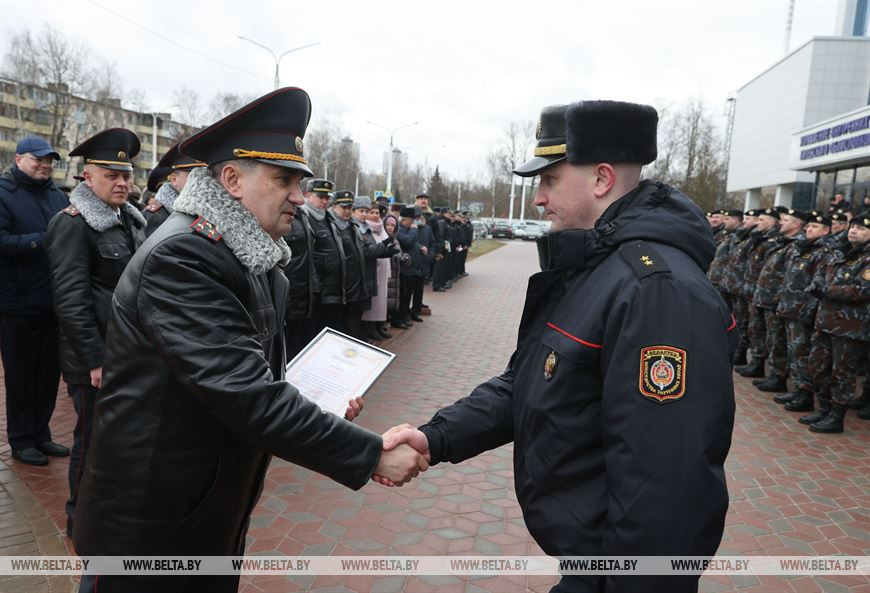 Андрей Любимов награждает прапорщика милиции Дмитрия Королева