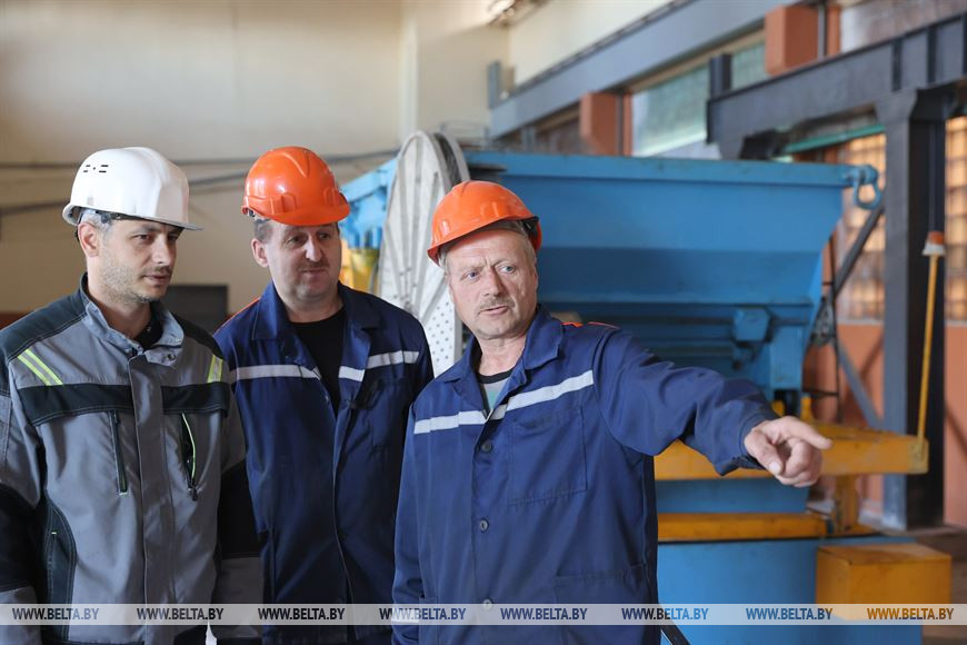 Начальник цеха Андрей Махно, формовщики Владимир Попроцкий и Валерий Кутузов