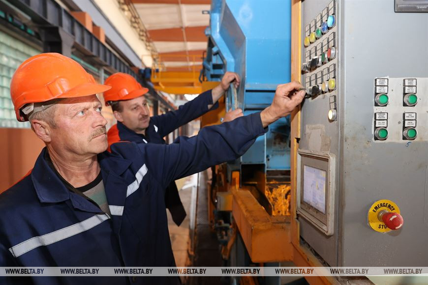 Формовщики Владимир Попроцкий и Валерий Кутузов