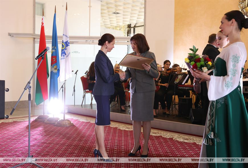 Председатель Совета Республики Наталья Кочанова вручает награды