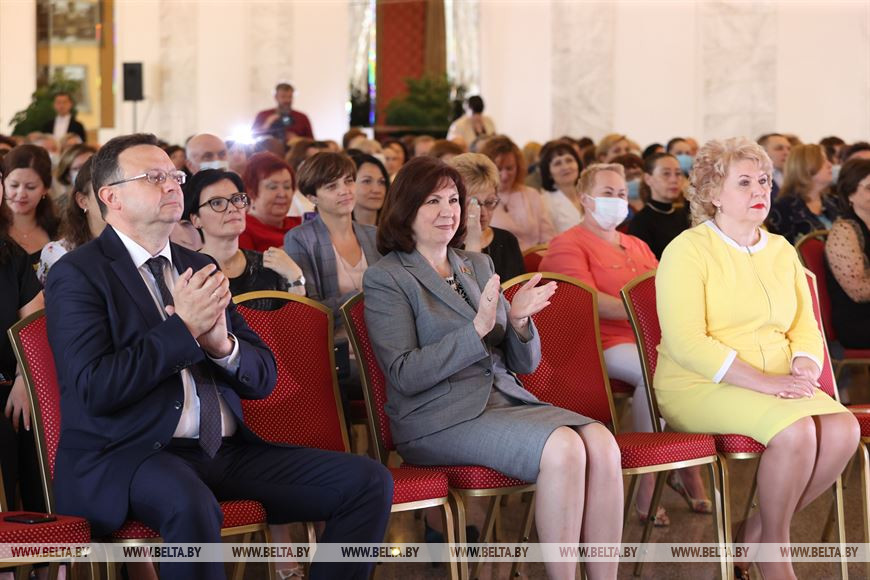 (слева направо) министр здравоохранения Дмитрий Пиневич, председатель Совета Республики Наталья Кочанова, председатель комитета по здравоохранению Мингорисполкома Жанна Казаченок