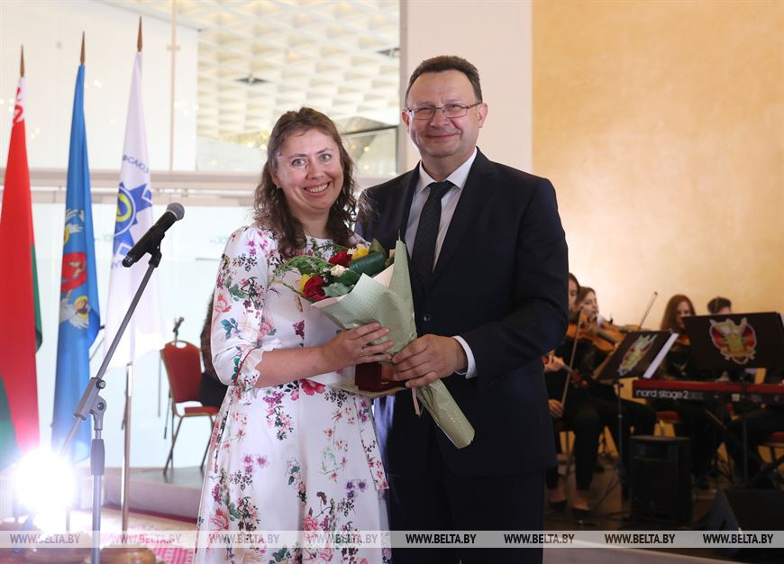 Министр здравоохранения Дмитрий Пиневич вручает нагрудные знаки Министерства здравоохранения