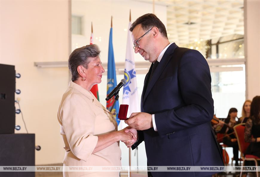 Министр здравоохранения Дмитрий Пиневич вручает нагрудные знаки Министерства здравоохранения