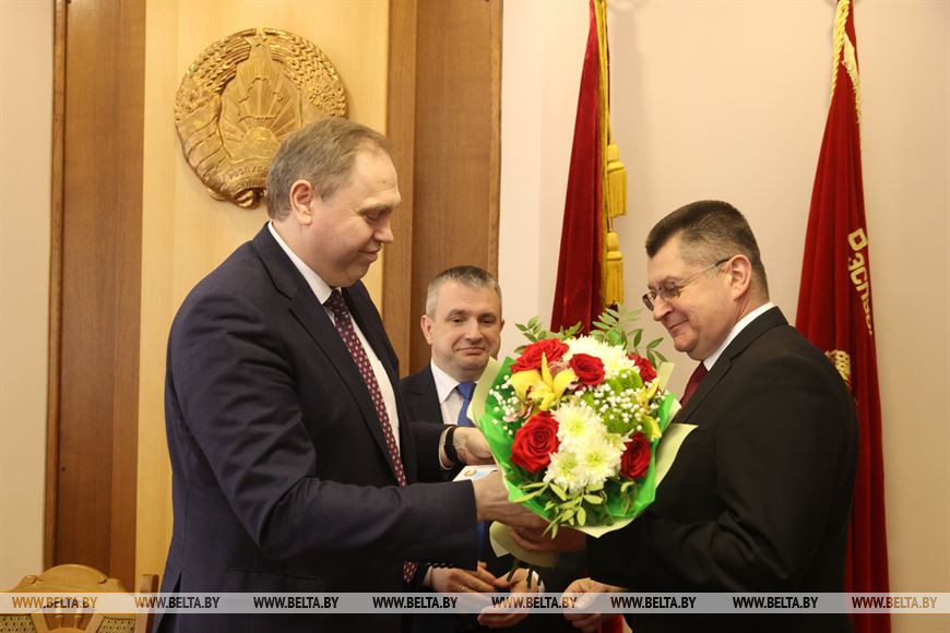 Председатель Гродненского облисполкома Владимир Караник сегодня вручил удостоверения управляющему делами Гродненского облисполкома Ивану Курману Председатель Гродненского облисполкома Владимир Караник сегодня вручил удостоверения управляющему делами Гродненского облисполкома Ивану Курману