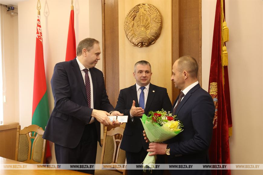Председатель Гродненского облисполкома Владимир Караник сегодня вручил удостоверения Юрию Валеватому Председатель Гродненского облисполкома Владимир Караник сегодня вручил удостоверения Юрию Валеватому
