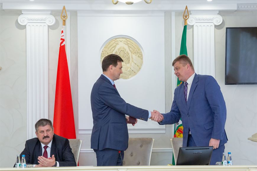 Первый замглавы Администрации вручает Николаю Рогащуку удостоверение Первый замглавы Администрации вручает Николаю Рогащуку удостоверение