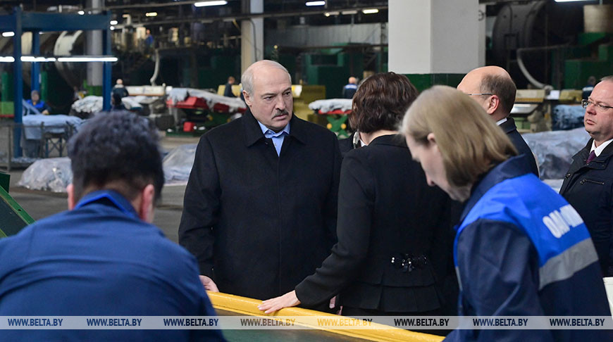 Александр Лукашенко во время посещения кожевенного завода Александр Лукашенко во время посещения кожевенного завода