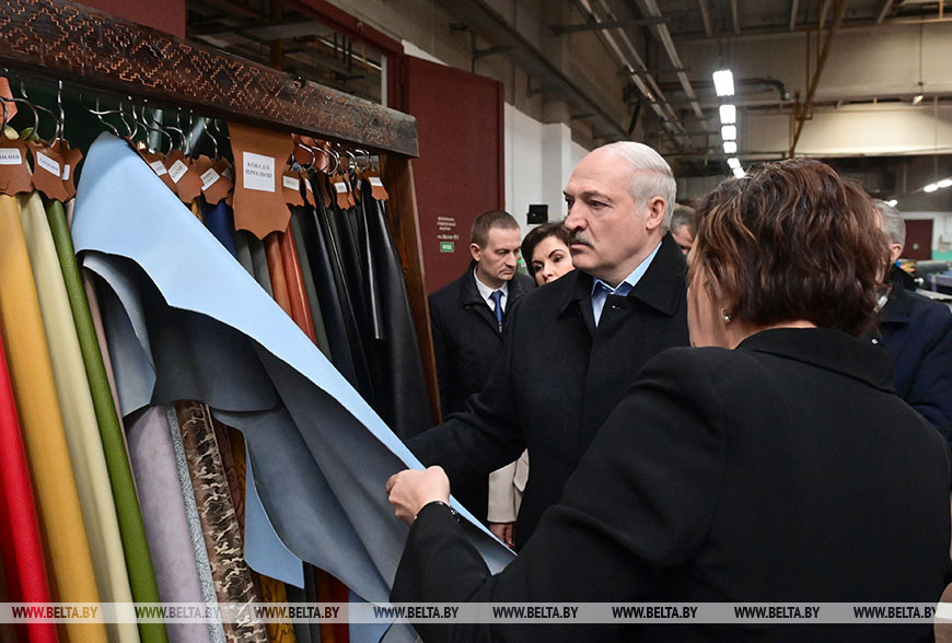 Александр Лукашенко во время посещения кожевенного завода Александр Лукашенко во время посещения кожевенного завода