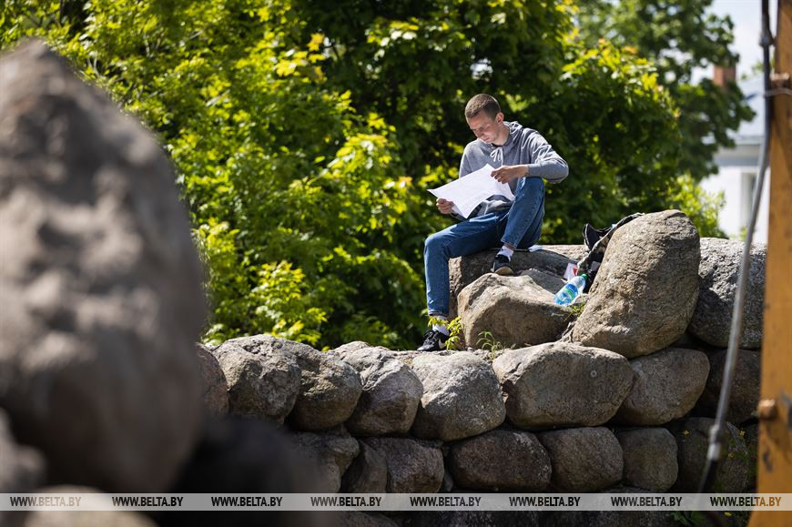 Мастер Новогрудского ПМС Сергей Криворучка изучает документацию Мастер Новогрудского ПМС Сергей Криворучка изучает документацию