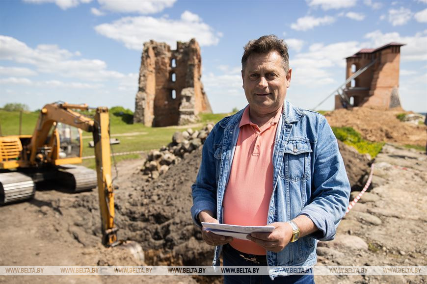 Новогрудское ПМС выполняет работы по сооружению водоотвода с территории замка. Главный инженер Новогрудского ПМС Юрий Романюк. Новогрудское ПМС выполняет работы по сооружению водоотвода с территории замка. Главный инженер Новогрудского ПМС Юрий Романюк.