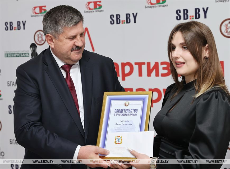 Геннадий Соловей вручает премию студентке Белорусского государственного университета транспорта Дарье Позняк Геннадий Соловей вручает премию студентке Белорусского государственного университета транспорта Дарье Позняк