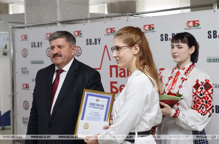 Геннадий Соловей вручает премию Марии Кравчук из Мозырского государственного педагогического университета имени И.П. Шамякина Геннадий Соловей вручает премию Марии Кравчук из Мозырского государственного педагогического университета имени И.П. Шамякина