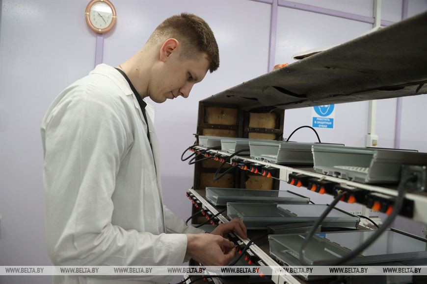 Регулировщик Евгений Комсов во время проверки ламп Регулировщик Евгений Комсов во время проверки ламп