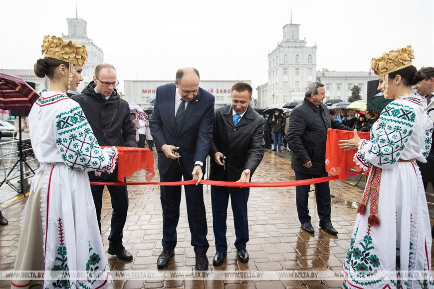 Виталий Вовк и Александр Дорохович перерезают ленту Виталий Вовк и Александр Дорохович перерезают ленту