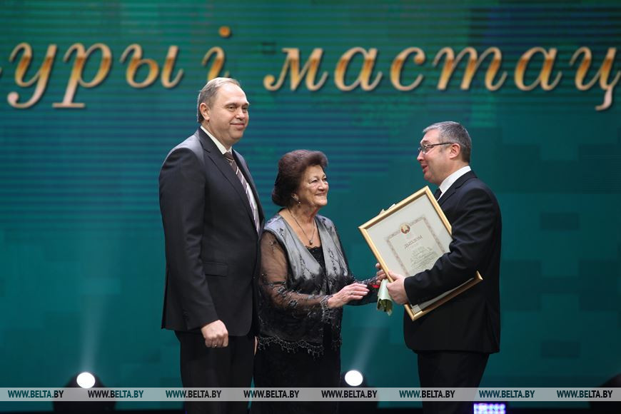 Председатель Гродненского облисполкома Владимир Караник, Эмма Дубко, лауреат премии им. Дубко заведующий Озерским центром культуры Михаил Левша Председатель Гродненского облисполкома Владимир Караник, Эмма Дубко, лауреат премии им. Дубко заведующий Озерским центром культуры Михаил Левша