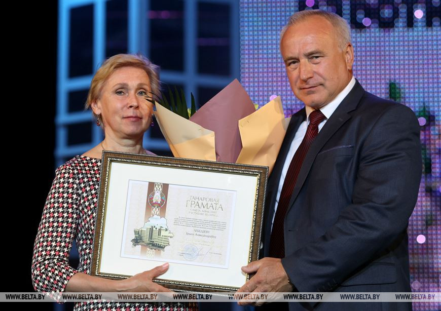 Председатель Витебского облисполкома Николай Шерстнев вручает почетную грамоту Совета Министров врачу-терапевту дневного стационара отделения медицинской реабилитации филиала № 4 – городской поликлиники № 4 им. В. Ленина государственного учреждения здравоохранения "Витебская городская центральная поликлиника" Ирине Лебедевой