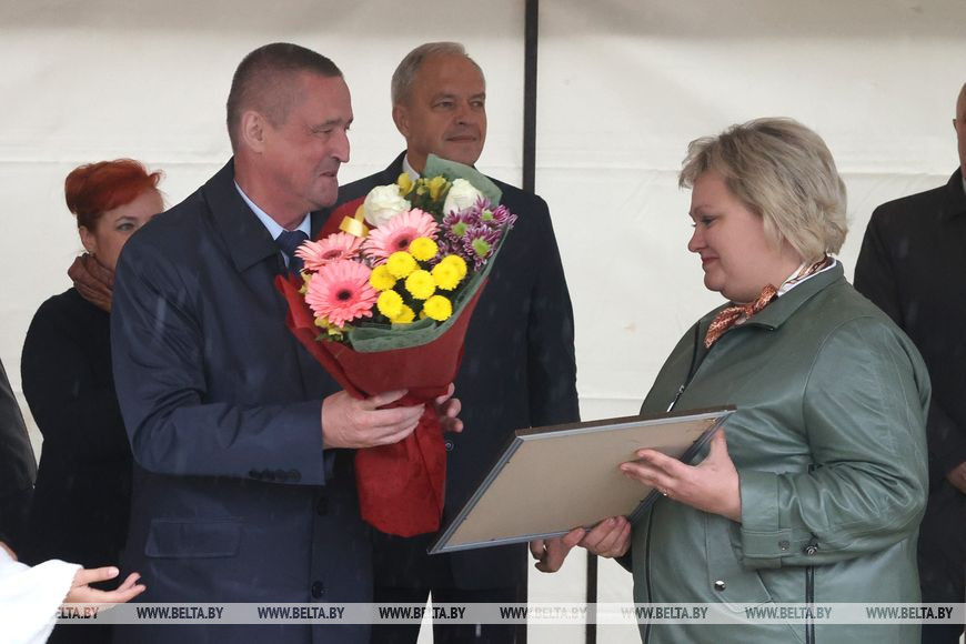 Леонид Заяц поздравил инженера Наталью Кузнецову Леонид Заяц поздравил инженера Наталью Кузнецову