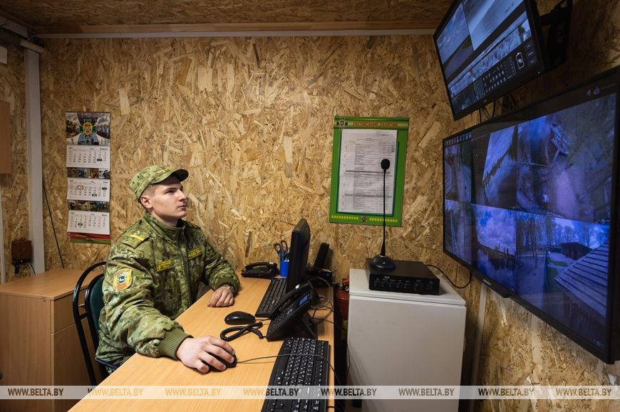 Егор Лещенок в помещении дежурного по заставе