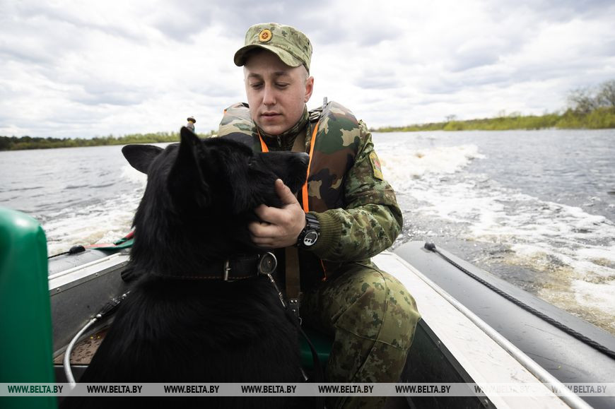 Сержант Владислав Амелин со служебной собакой в пограничном наряде
