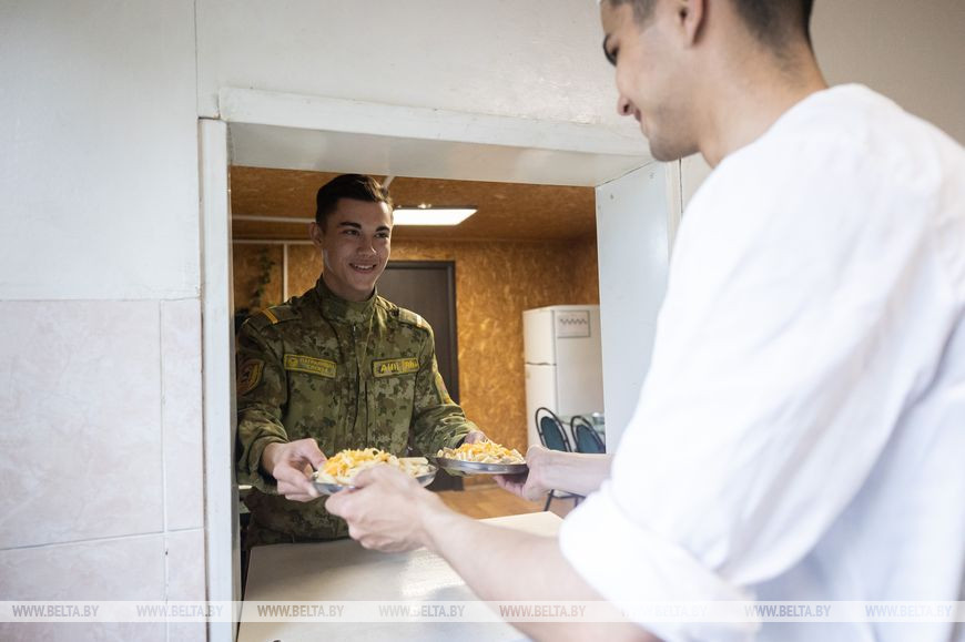 Военнослужащие в столовой