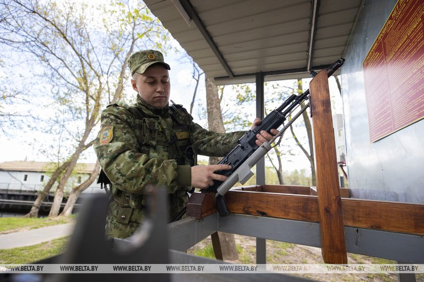Сержант Владислав Амелин заряжает оружие