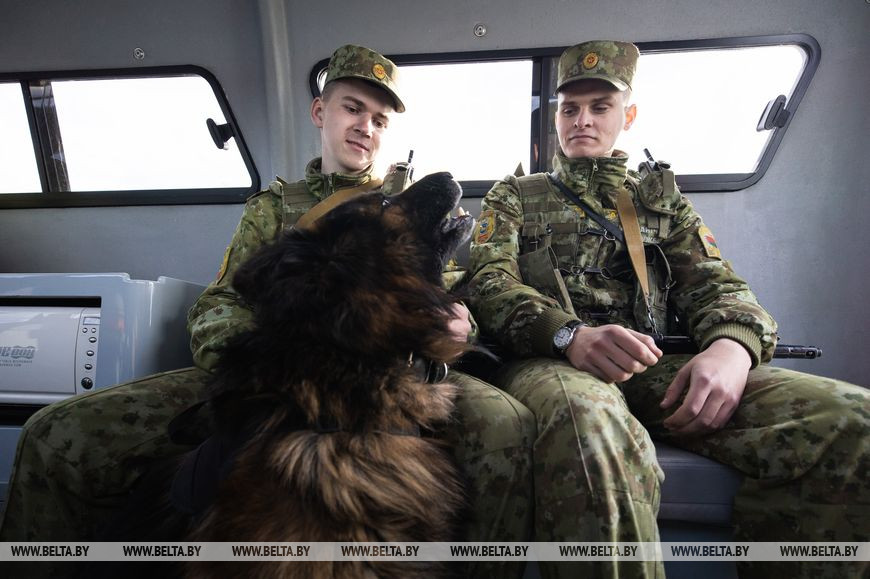 Вожатый служебной собаки Кирилл Семененя и инспектор Сергей Шевченко
