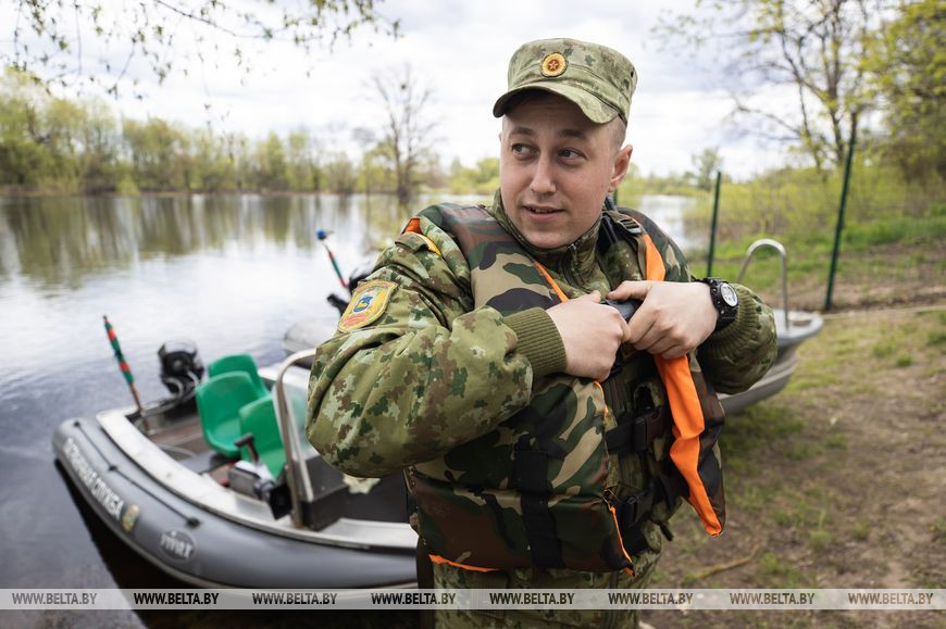 Владислав Амелин готовится к несению службы в пограничном наряде