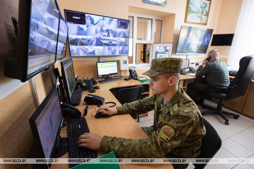 Дежурный пограничной заставы "Лоев" Павел Зайцев
