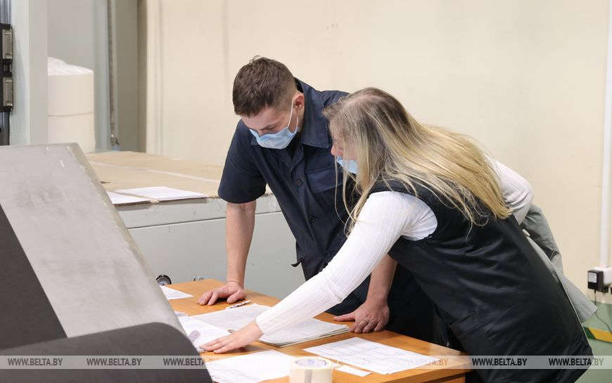 Оператор Александр Неверовский и контролер готовой продукции Марина Минкевич