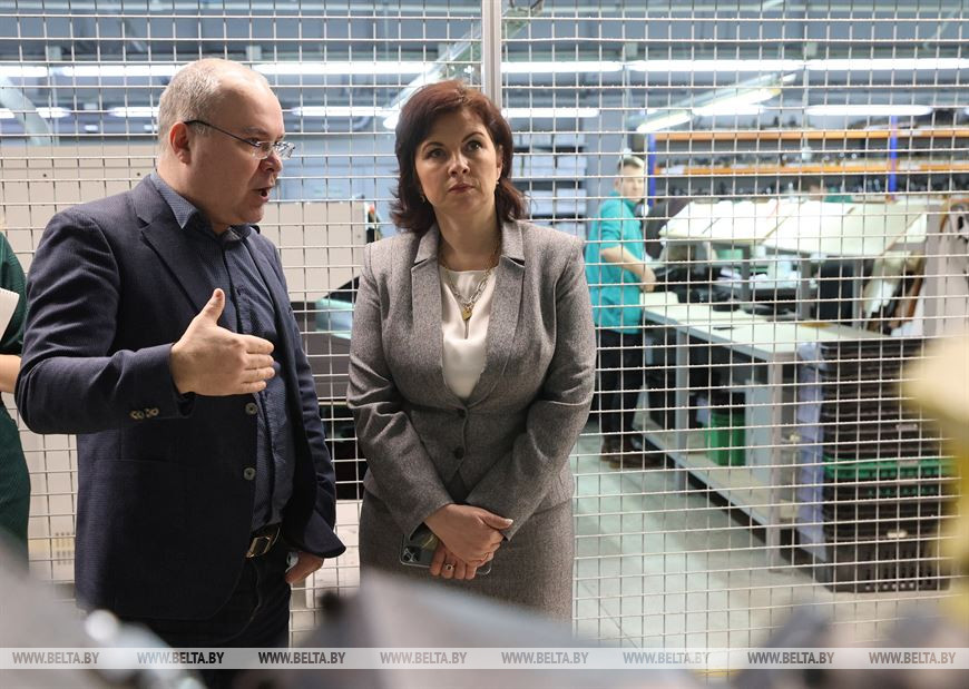 Татьяна Лугина во время посещения предприятия