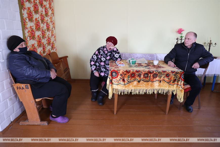 Игорь Карпович общается с сельчанами Игорь Карпович общается с сельчанами