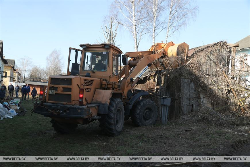 Снос и разборка ветхих сараев во время субботника