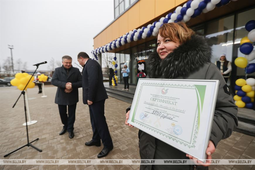 Белорусская теннисная федерация передала сертификат теннисному клубу "Шахтер" на приобретение инвентаря