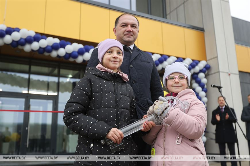Генеральный директор ОАО "Беларуськалий" Иван Головатый передал символический ключ от теннисного манежа сестрам Амелии и Симоне Ковалевым – победительницам республиканских и областных турниров по теннису