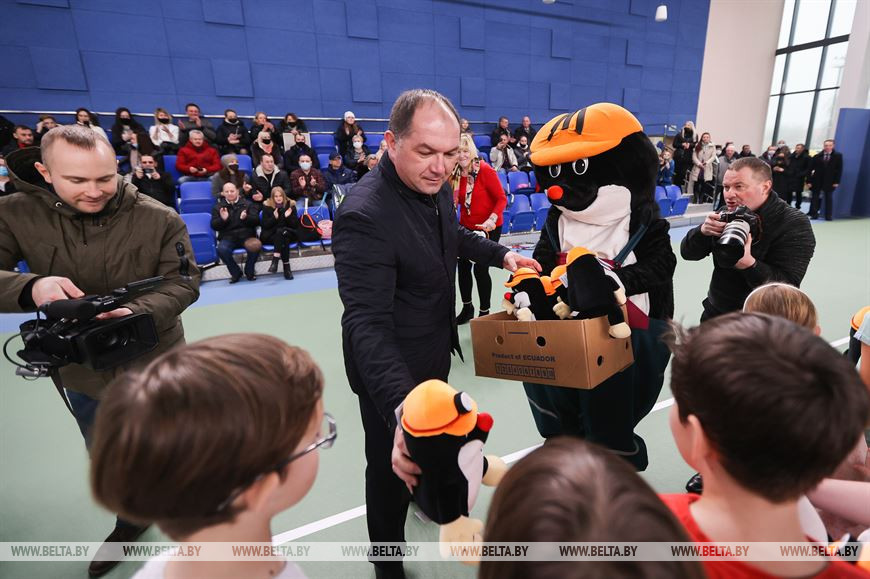 Генеральный директор ОАО "Беларуськалий" Иван Головатый вручает сувениры юным теннисистам