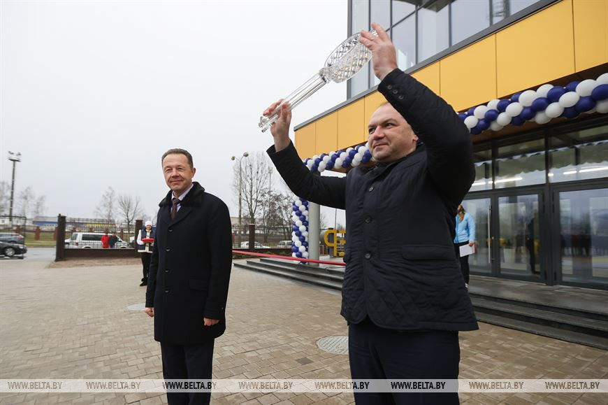 Генеральный директор ОАО "Беларуськалий" Иван Головатый держит символический от крытого теннисного манежа