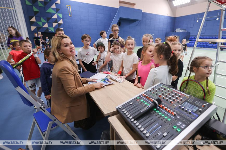 Руководитель школы тенниса Ольга Комса вместе с учениками