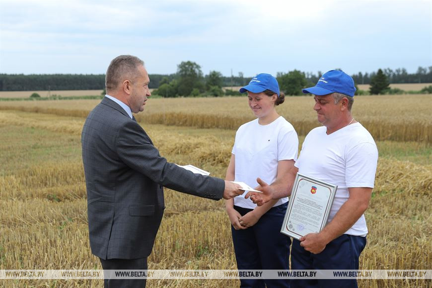 Юрий Наркевич поздравляет Андрея и Викторию Кунц