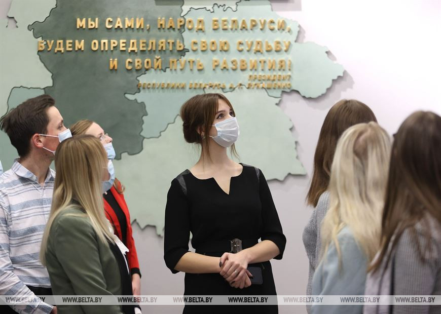 Учащиеся во время посещения Совета Республики Учащиеся во время посещения Совета Республики