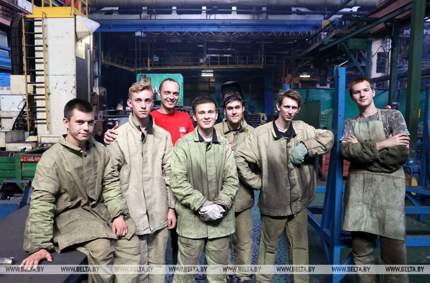 Участники производственного отряда (слева направо) Глеб Мустафин, Евгений Лунин, Дмитрий Гарусов, Илья Лозовик, Владимир Якимчик, Егор Брень и мастер участка Игорь Кулик Участники производственного отряда (слева направо) Глеб Мустафин, Евгений Лунин, Дмитрий Гарусов, Илья Лозовик, Владимир Якимчик, Егор Брень и мастер участка Игорь Кулик